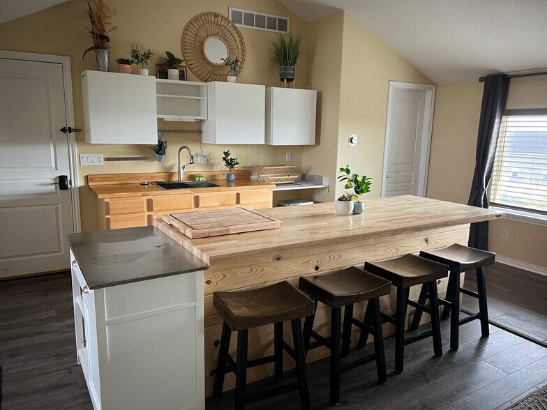 Bar seating for 4 - 15074 Lindark St