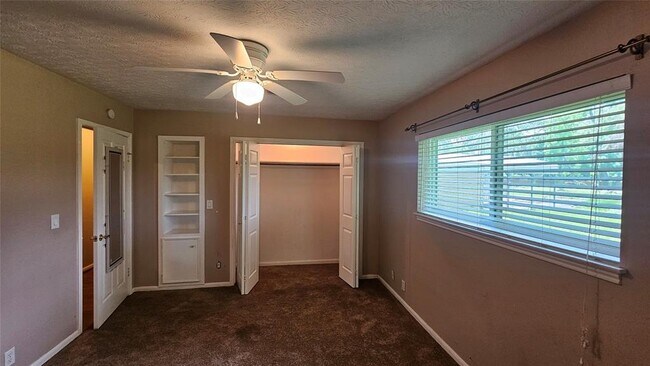 Building Photo - 22218 Russell Dr