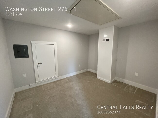 Building Photo - 4+ Bedroom Townhouse Walking Distance to D...