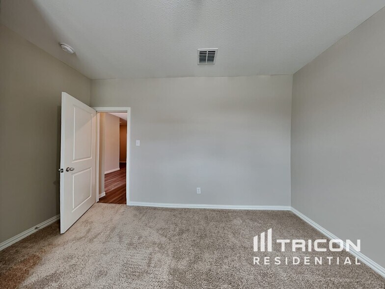 Building Photo - 1073 N Churchill Dr
