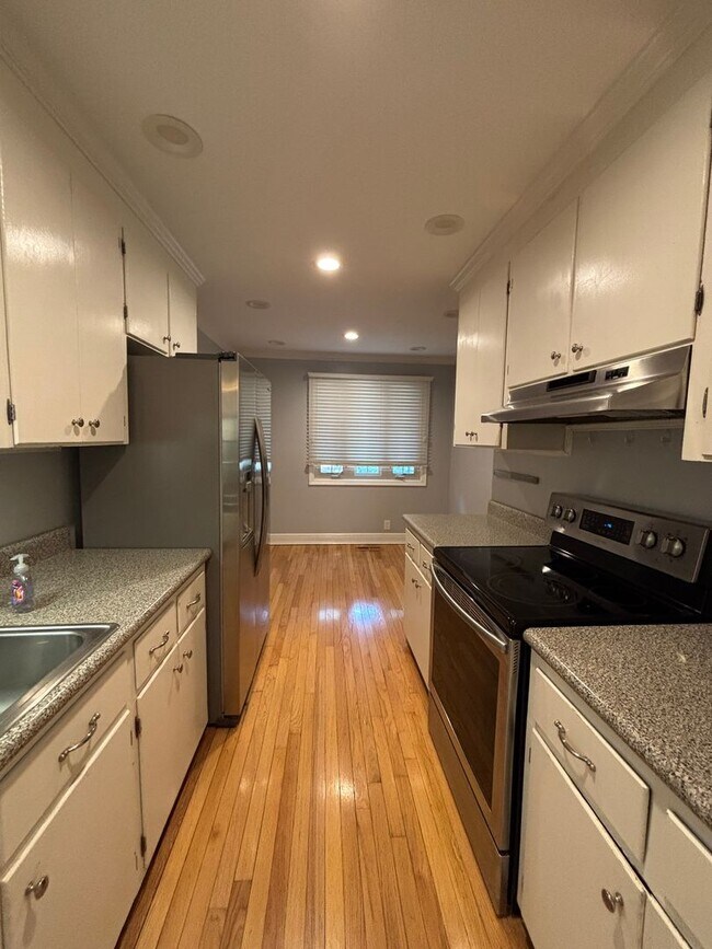 Building Photo - Rent Special! Half Month FREE!