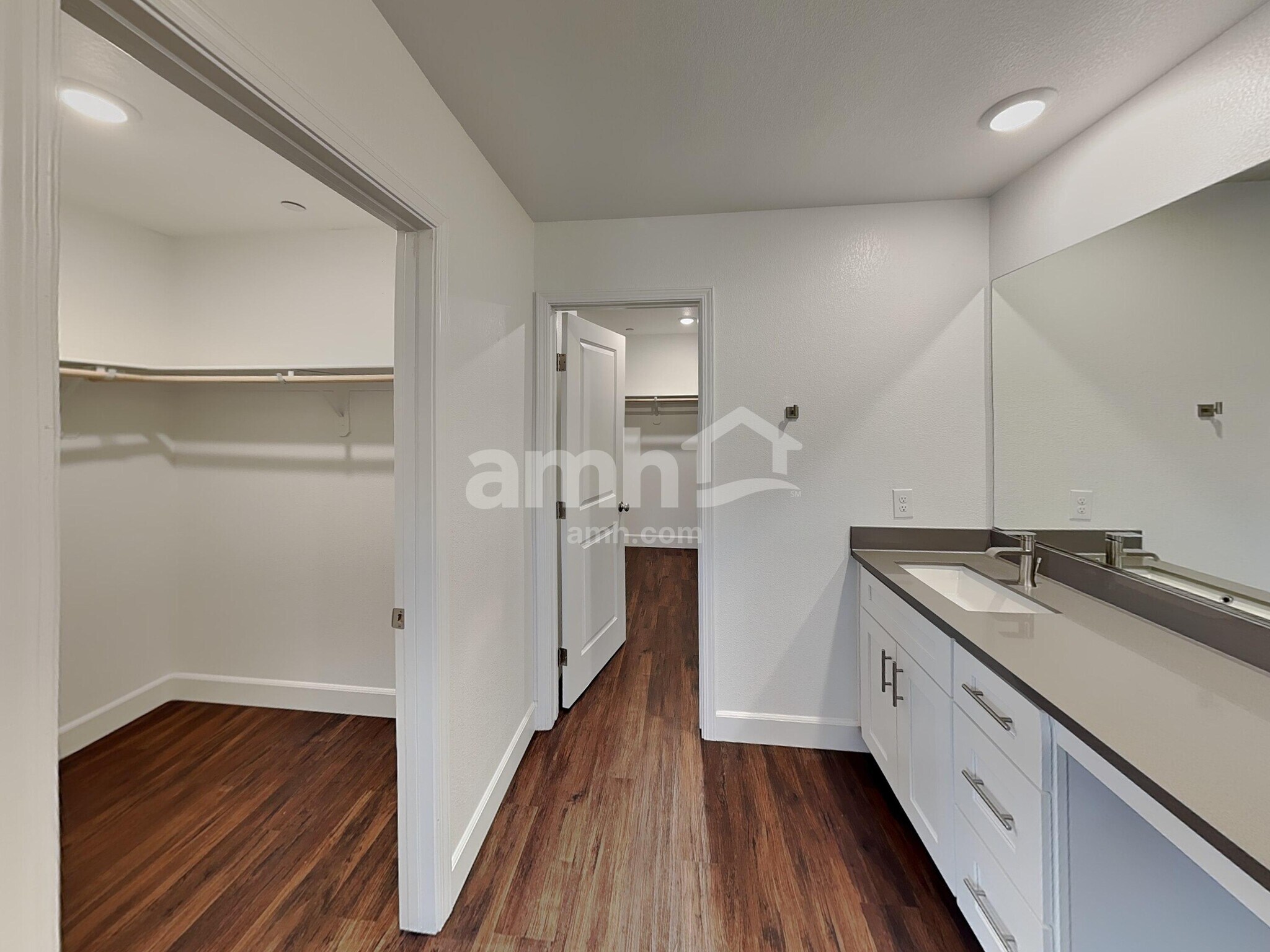 Building Photo - 642 N Water St