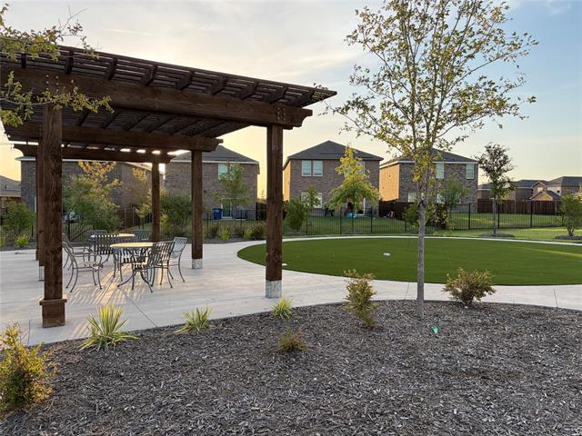 Building Photo - 2104 Mdw Pk Dr