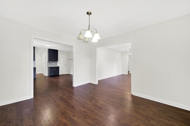 Building Photo - Beautifully Renovated Three Bed Two Bath R...