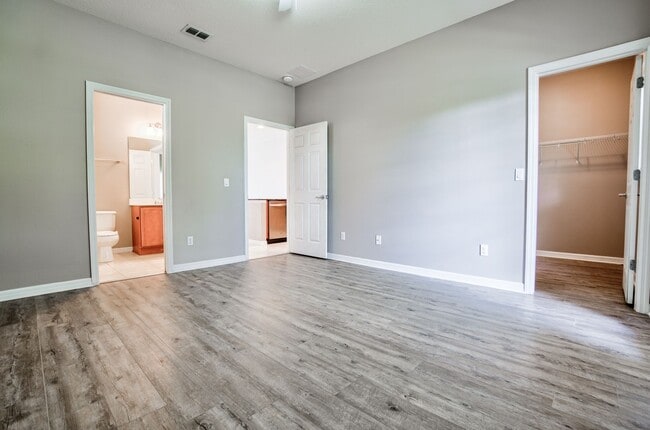 Building Photo - Beautiful 3/3 w/ 2 Car Garage in Gated Vil...
