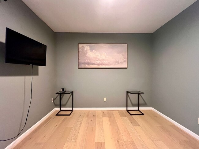 Building Photo - 3 bed 2.5 bath Located in the Heart of The Hill