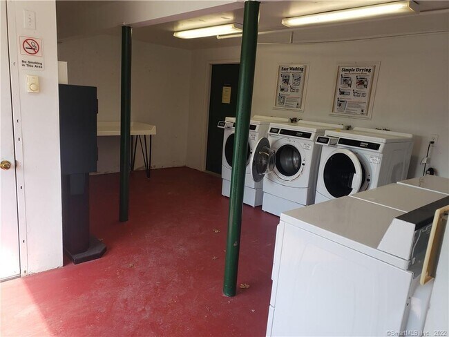 Building Photo - 7 Redwood Ln