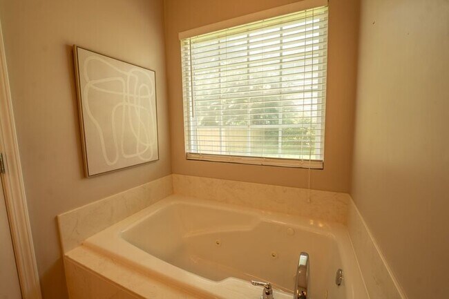 Building Photo - 10 Arbors Cir