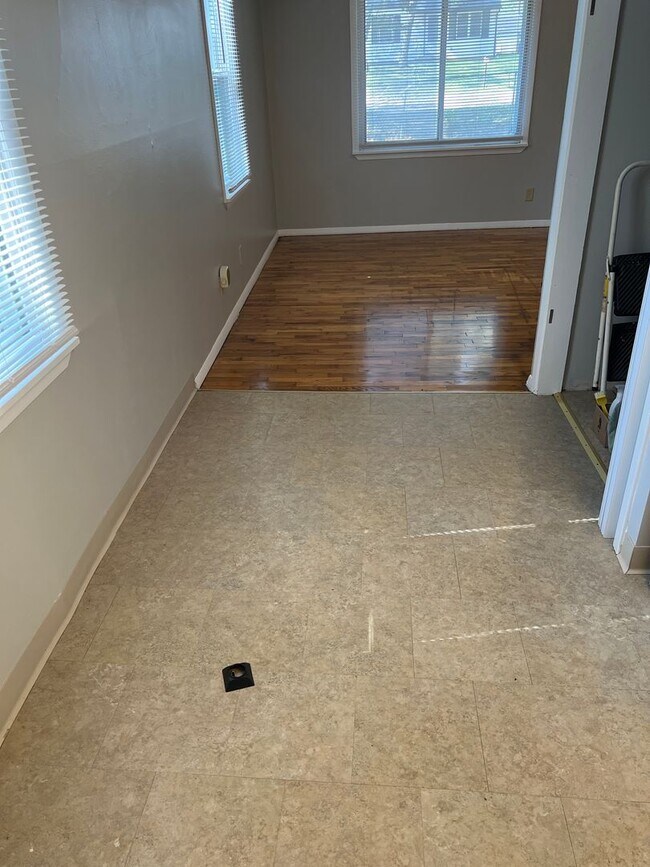 Building Photo - Don't miss out on this cozy home!