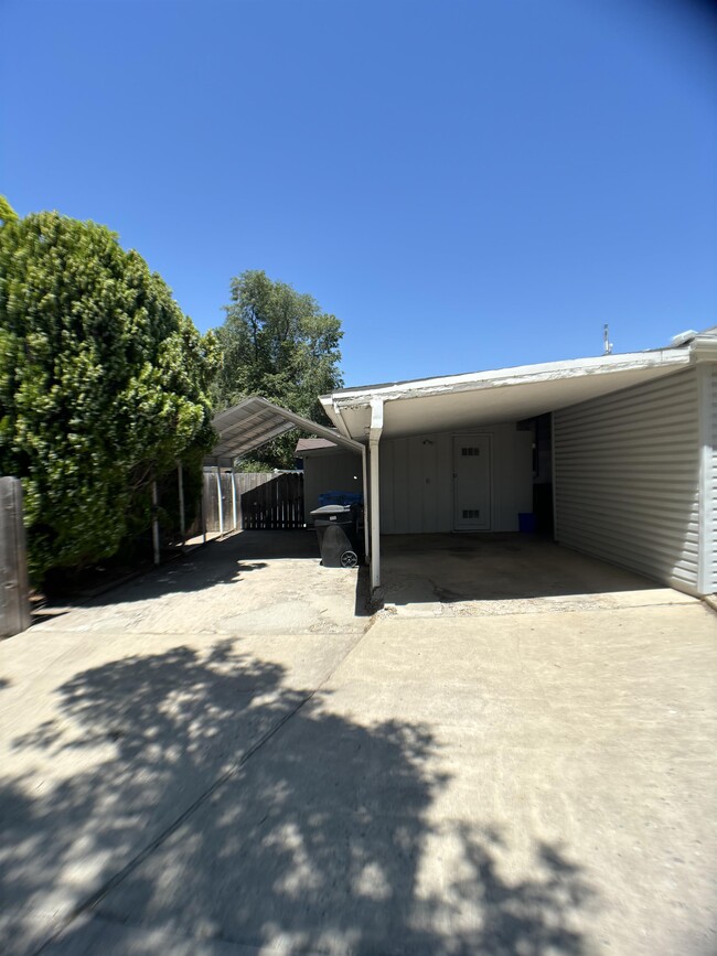 Building Photo - 1007 Bonneville Ave