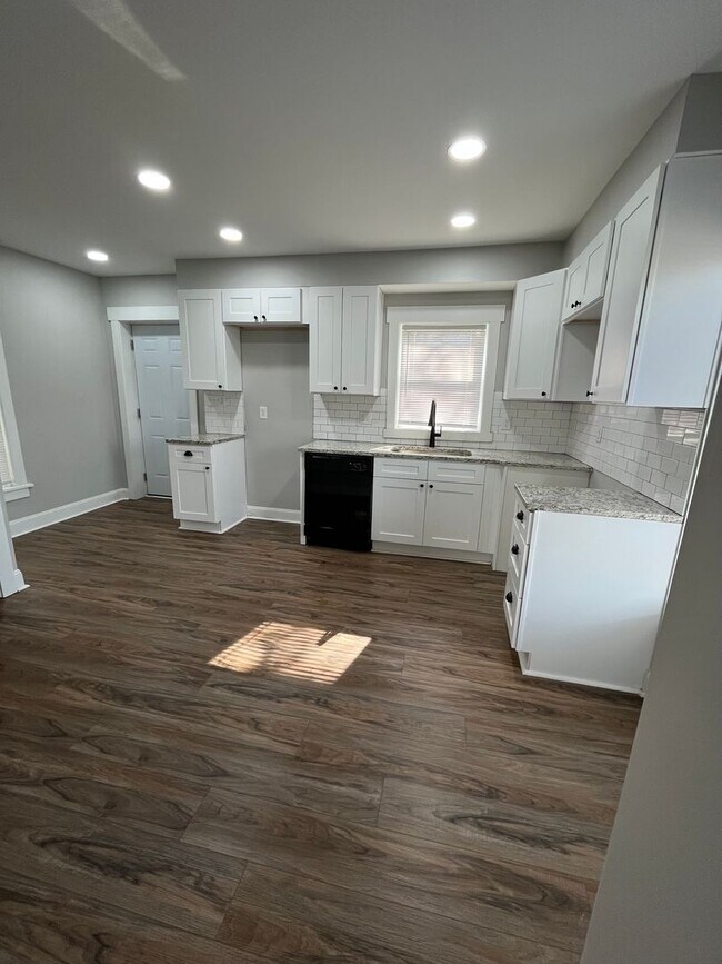 Building Photo - Recently renovated 2 bedroom 1.5 bathroom ...