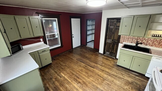 Building Photo - 2nd FL 2 Bedroom Apartment - AVAILABLE AUGUST