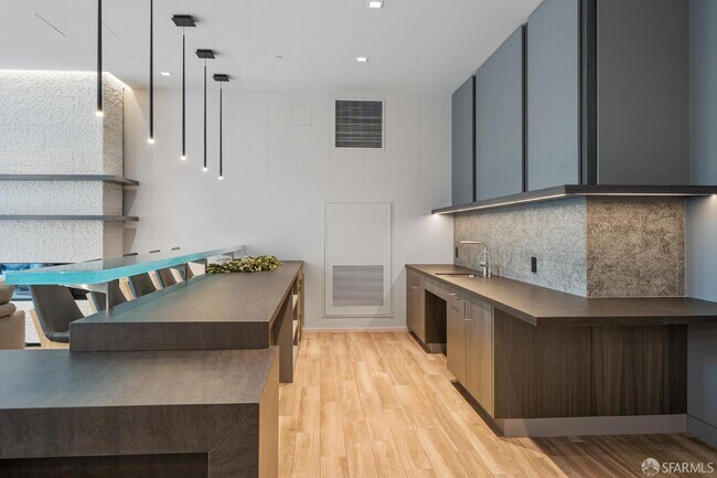 Building Photo - 333 Main St