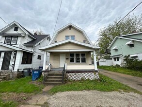 Building Photo - Charming 2 Bedroom Home Near East Toledo & Downtown
