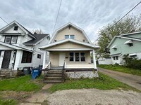 Building Photo - Charming 3 Bedroom Home Near East Toledo & Downtown
