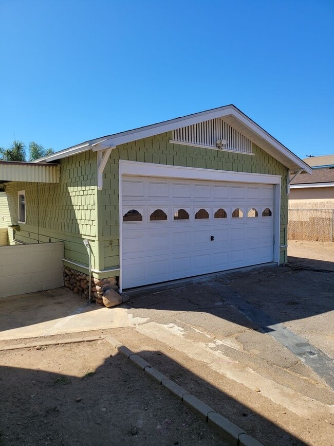 Building Photo - Craftsman home 2bed 1 bath, garage on a la...