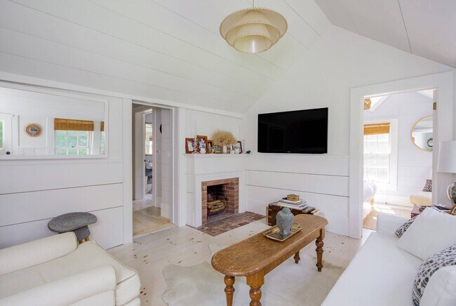 Building Photo - 156 Georgica Rd