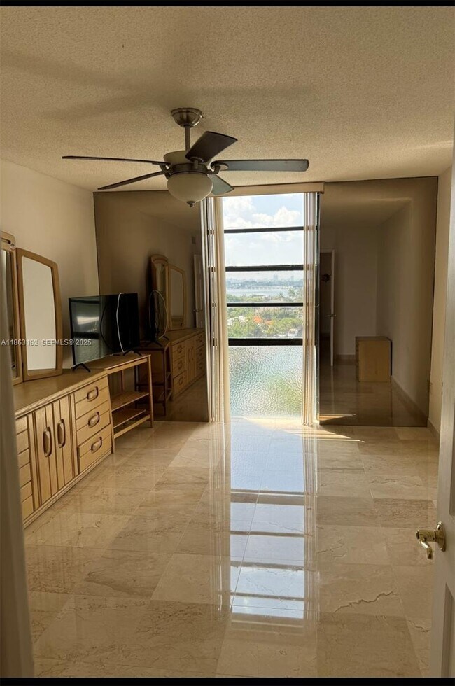 Building Photo - 2500 NE 135th St