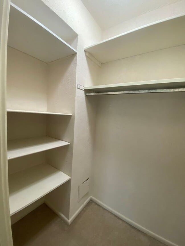 Building Photo - Wonderful Bellevue Condo in Creekside Meadows!