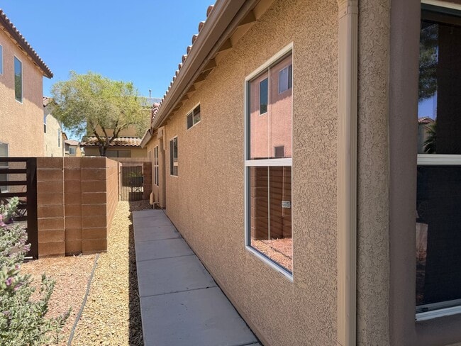 Building Photo - SPACIOUS SINGLE STORY HOME IN SOUTHERN HIGHLANDS WITH NEW KITCHEN APPLIANCES