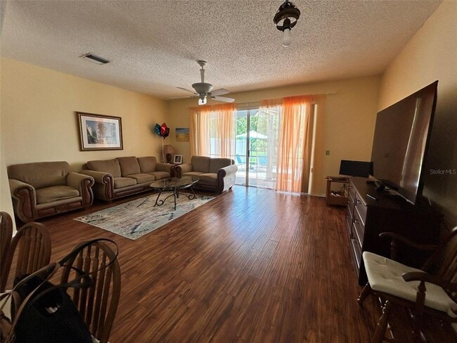 Building Photo - 245 Hemingway Dr