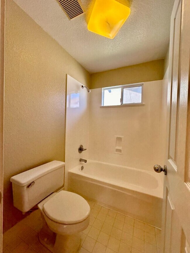 Building Photo - 826 Chynoweth Ct