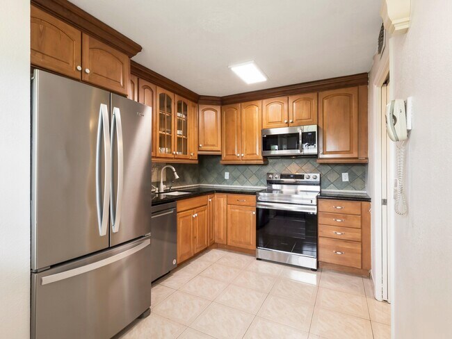Building Photo - 4030 W Palm Aire Dr