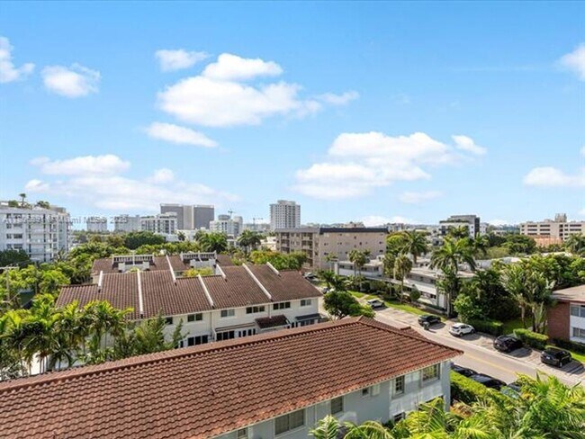 Building Photo - 9901 W Bay Harbor Dr