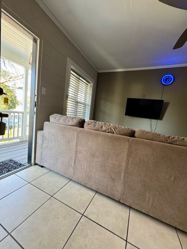 Building Photo - 402 S Holly St