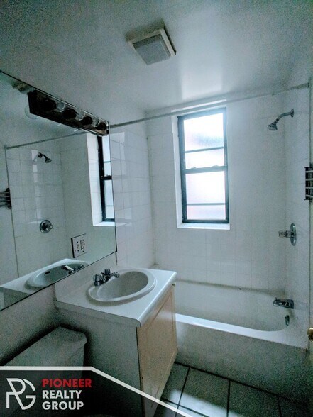 Building Photo - 912 W Dakin St