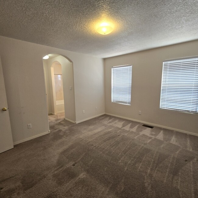 Building Photo - NW Albuquerque Town Home