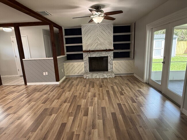 Building Photo - 620 Travis Cir