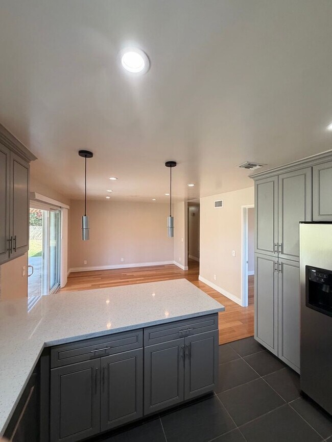 Building Photo - Beautiful 3 Bedroom Home in Avocado Heights