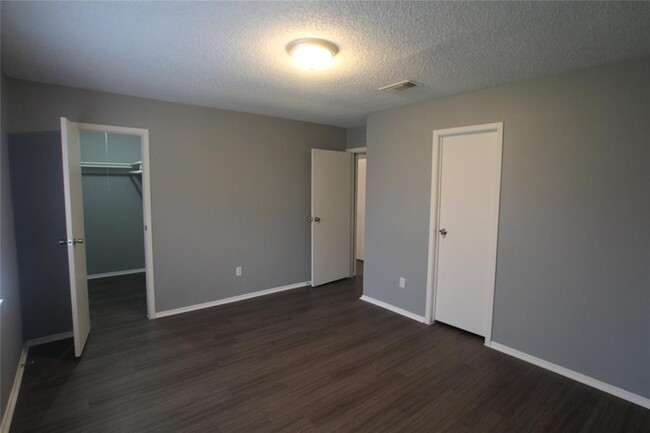 Building Photo - 5423 Farley Dr