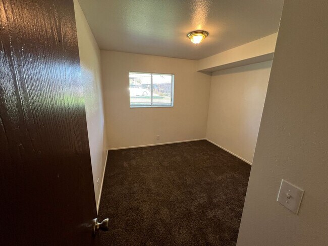 Building Photo - 2 Bed 2 Bath newly remodeled downstairs Unit