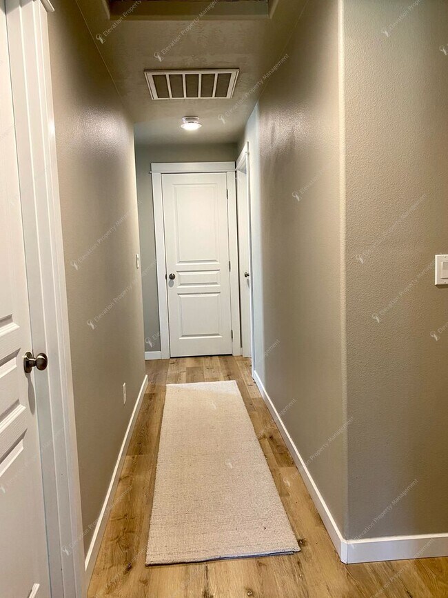 Building Photo - * Coming Soon * Beautiful Unfurnished 3-Be...