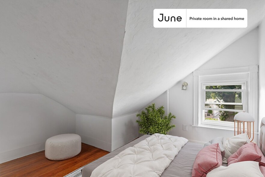 Primary Photo - Private bedroom in 6 bed/2 bath Home