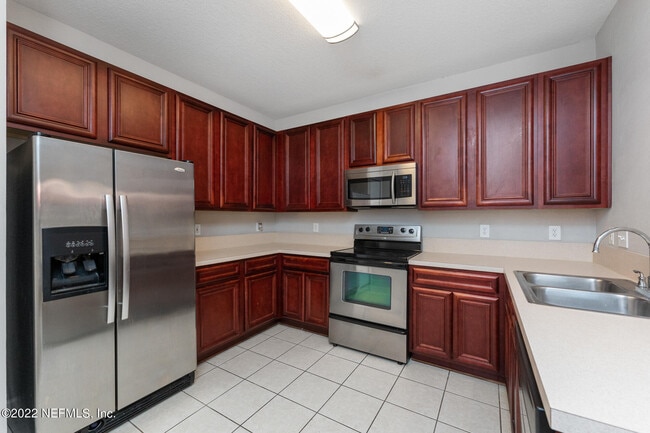 Building Photo - 8226 Green Parrot Rd