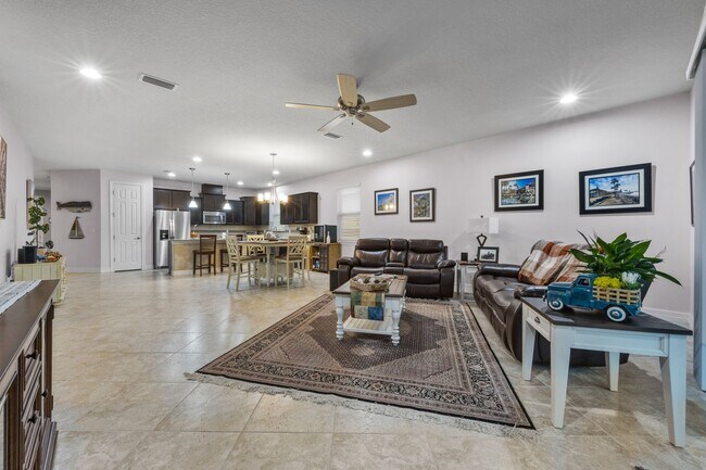 Building Photo - Beautifully Maintained home in Pool Community!