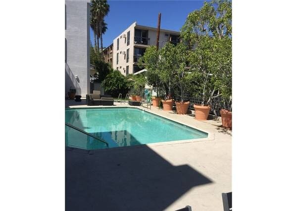 Building Photo - 884 Palm Ave