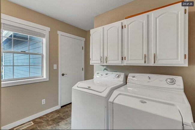 Building Photo - Updated 3 Bedroom Home In Wonderful South ...