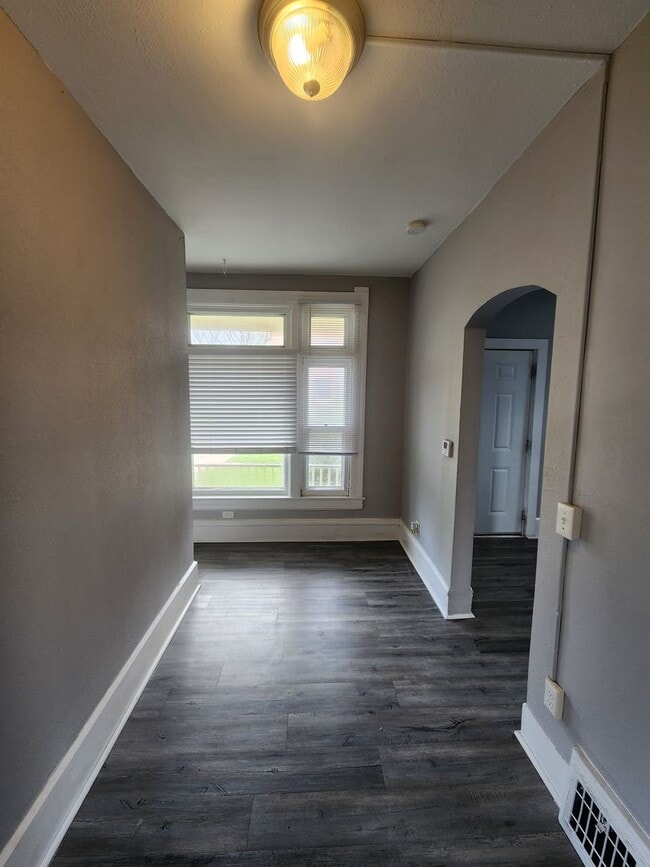 Building Photo - Large 4 bedroom house