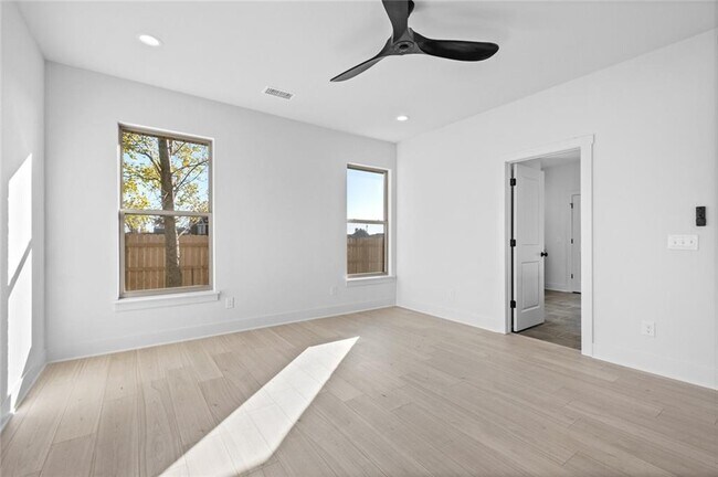 Building Photo - 585 S Rainbow Rd