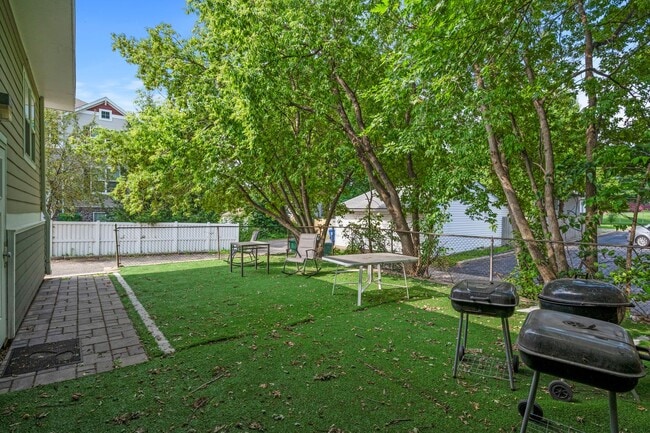 Building Photo - Spacious 1BR/1Bath apartment available Now!