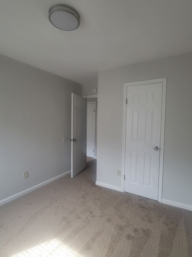 Building Photo - Newly remodelled 3 bedroom 2.5 bath townhouse