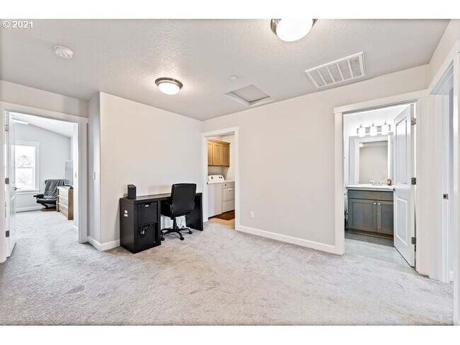 Building Photo - 123 Loganberry Ct