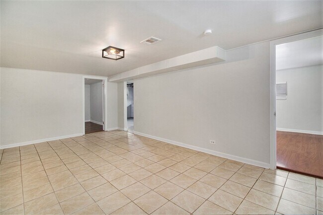 Building Photo - Single-Family 4 Bedroom 2 Bathroom Home in Englewood