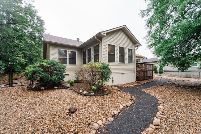 Building Photo - Charming 3 bedroom, 2 bathroom located in the picturesque Hot Springs Village