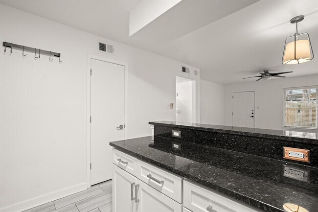 Building Photo - 2020 S Congress Ave