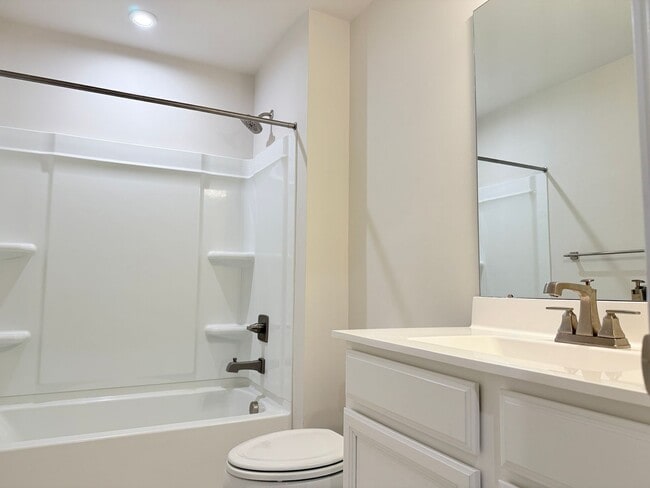 Building Photo - Charming 3 Bed Home in Milford Ponds with ...